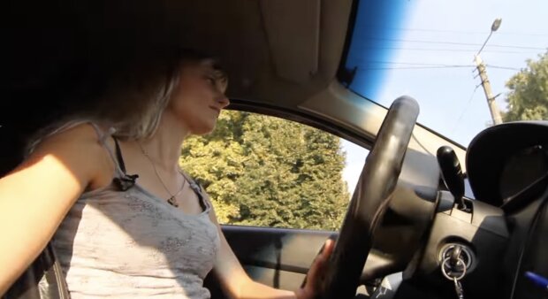 Die Frau im Taxi. Quelle: Screenshot  YouTube