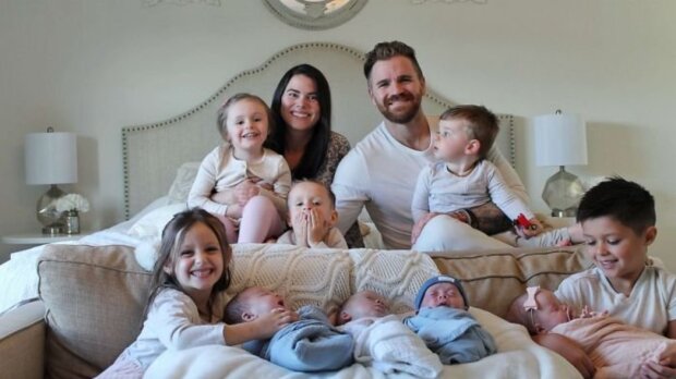 Ein Ehepaar, das vier Kinder adoptierte, brachte Vierlinge zur Welt