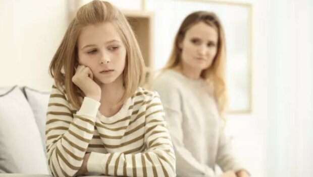 Tochter denkt über die Nachricht ihrer Mutter nach. Quelle: Screenshot YouTube