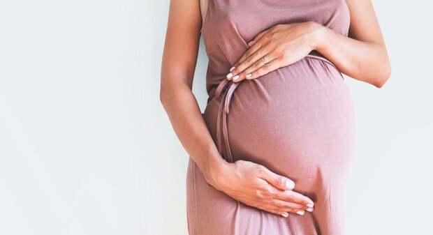 Ein Schulmädchen fand zufällig heraus, dass sie schwanger war, und 3 Tage später war das Baby bereits in ihren Armen