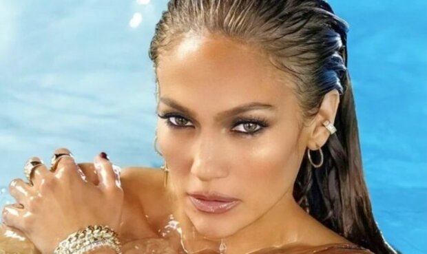 Der Stil, der schlanker aussehen lässt: Jennifer Lopez zeigt den perfekten weißen Badeanzug mit durchsichtigen Einsätzen