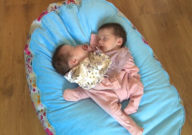 Siamesische Zwillinge Annabelle und Isabelle. Quelle: Screenshot Youtube