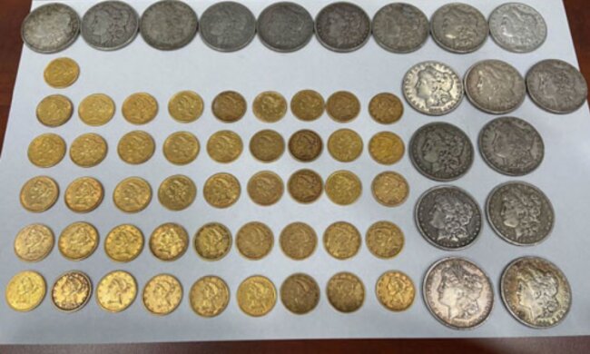 Die Eheleute fanden seltene, teure Münzen im neuen Haus, gaben sie aber dem vorigen Besitzer zurück