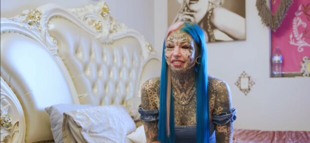 "Drachenfrau" vor ihren Experimenten mit dem Aussehen: wie Amber ohne Tattoos aussah