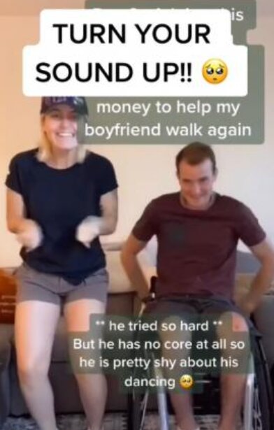 Frau tanzt mit ihrem Freund, der nicht laufen kann, um ihm die Hoffnung zu geben